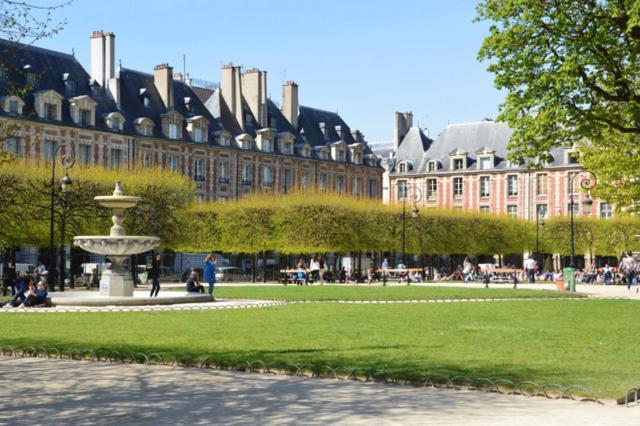 Place Des Vosges Apartment Paris